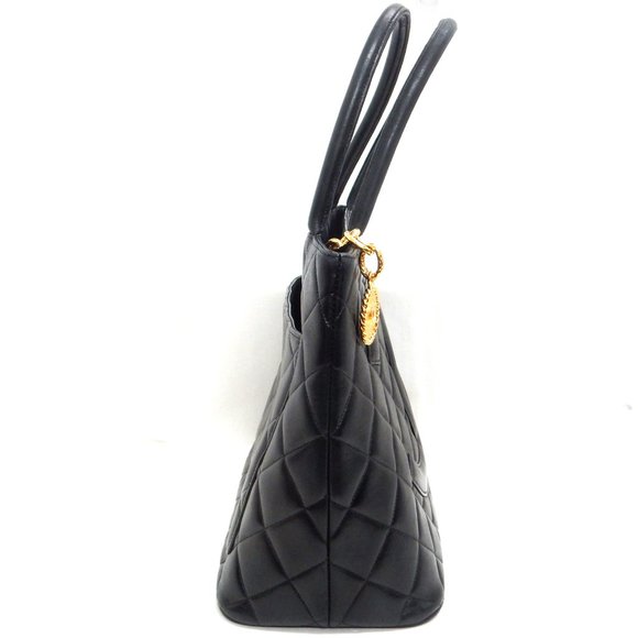 MUST SEE! CHANEL BLACK LAMB SKIN SHOULDER BAG! - Picture 4 of 12